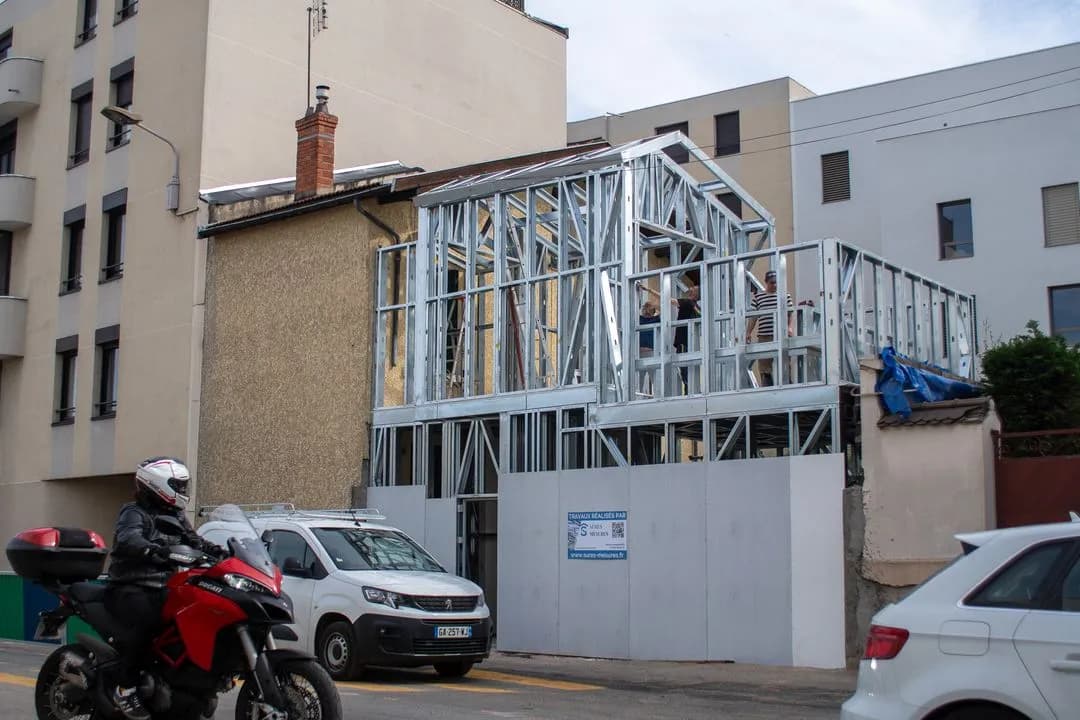 Extension et surélévation en milieu urbain